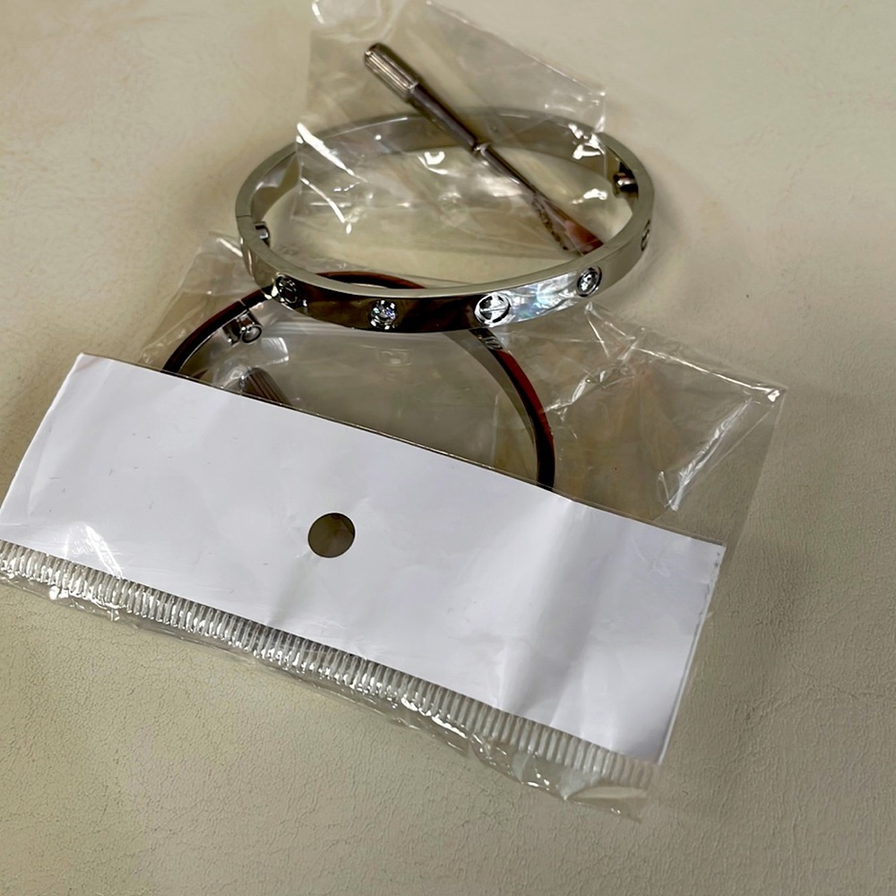 Bracelets screws drive